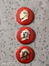 3个一套的套章。无限忠于伟大的领袖毛主席。无限忠于伟大的毛泽东思想。无限忠于毛主席的革命路线。包老保真怀旧特价处理