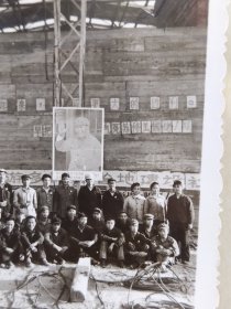 60年代开远水泥厂职工佩戴毛主席像章人人手持红宝书建筑工地照片1.超大毛主席挥手军装照2.“伟大的导师，伟大的领袖，伟大的统帅，伟大的舵手，毛主席万岁!”3.“团结起来争取更大的胜利”4.“早把……气死苏修美国佬”5.“……鼓足干劲力争上游多快好省地建设社会主义”6.“……反革命历史……”7.“哪里艰苦哪里战”