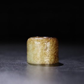 旧藏 和田玉扳指，玉质细腻油润，包浆老道，，尺寸长 3.9厘米，宽 3厘米，内径 2.3厘米，重 65克！