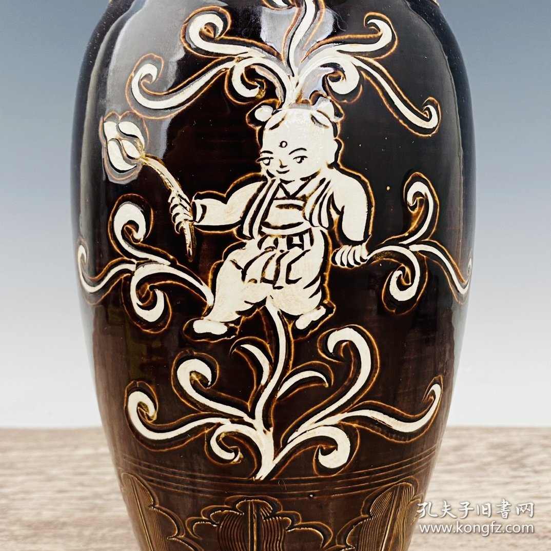 定瓷童子纹花瓶，高34厘米，直径14厘米
