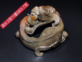 和田玉龙摆件，玉质细腻，包浆厚重，沁色入骨，雕工精细，品相完美，细节如图！