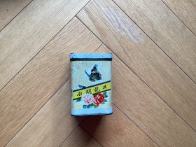 超值。早期杭州西湖龙井老茶叶盒，蝴蝶花卉图案，鲜艳漂亮完整。。PS：老物件品如图自鉴。要求完美者慎拍。不是新产品