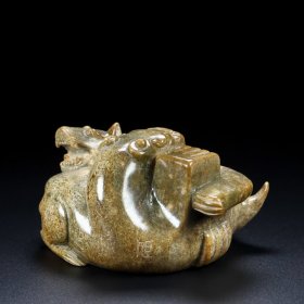 精品和田玉 ，兽，玉质细腻，包浆厚重，沁色入骨，雕工精细，品相完美，细节如图，长12宽9.5高6厘米，总重919克，