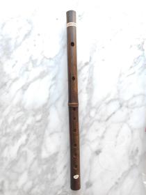 上海民族乐器一厂“敦煌”牌竹笛，上世纪生产的手工精品库存笛子，完好无瑕疵，做工精美用料扎实，不可多得的乐器精品。紫竹笛，D调。