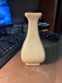 南宋龙泉窑场（类哥窑）黑胎米黄釉四方瓶