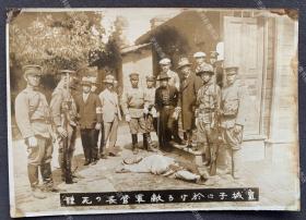 【长春抗战史料】1931年9月19日 长春东北军宽城子兵营傅冠军营长的尸体旁日本关东军第2师团第步兵第4联队将兵合影照一张（傅冠军与张学良是东北讲武堂的同期同学，时任国民革命军独立第22旅663团第2营营长，牺牲时享年47岁，他也成为了九.一八事变中有据可查的首位东北军将校级军官。）