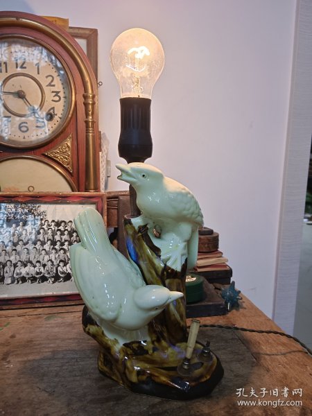 老瓷鸟台灯 瓷身完整正常使用 底座两个笔的插帽缺失一个 开关拉绳后配的 高30底座13×9