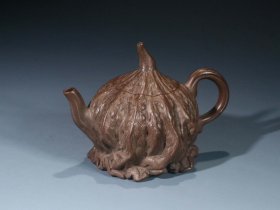 【古珍玩藏】·【歷代壺藝】 【苦尽甘来壶】【凤年】 【尺寸】长14.3cm，宽9.8cm，高10.3cm 【人物简述】杨凤年，清嘉庆年间制壶名艺人，荆溪人，一说浙江桐乡人，杨彭年之妹。构思巧妙，浮雕精美，可与其兄媲美，是历来公认最有名望的制砂壶女艺人，传世作品较多。此作品造型典雅，精美内含。整壶比例匀称，疏密合度，工艺精巧，为壶中佳品。