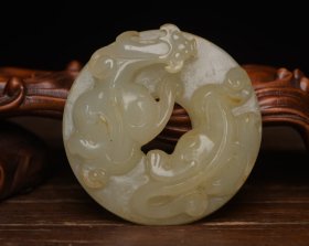 和田玉龙佩 规格: 5.3×5.3×1.3厘米，重 51克。 玉质温润细腻，沁色自然，刀功老道，皮壳包浆一流，雕刻生动，线条流畅，品相完美！