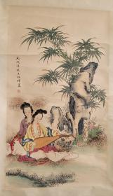 著名画家王叔晖款侍女画一幅。画芯长92厘米，宽52厘米。装裱后长198厘米，宽66厘米。 王叔晖 ( 1912.8 -1985.7 )，字郁芬，祖籍浙江绍兴，生于天津，是现代著名工笔重彩人物女画家。1949年参加工作，历任出版总署美术科员，新华书店总管理处美术室图案组组长，人民美术出版社连环画创作组组长。现在精品不许出境。顺丰快递包邮。