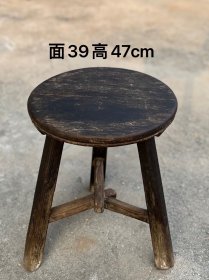 老圆凳，两拼板大座面，成色如图，皮壳老辣，尺寸：面39高47cm。