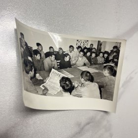 1974年新华社照片：广州郊区三元里大队党支部书记廖妺在批判会上发言（编号 YG 3层ZP 16)