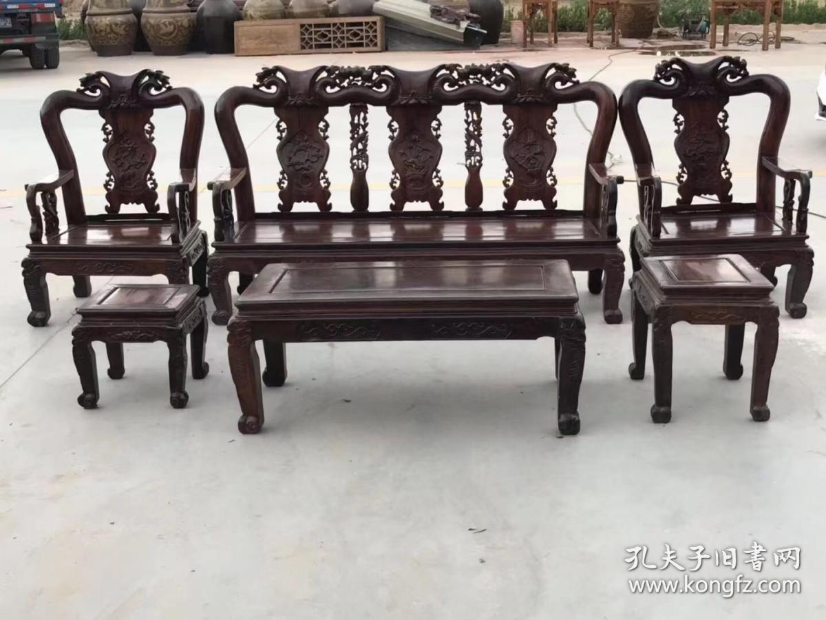 七八十年代上海土豪所用花梨木战国沙发六件套，精选上等花梨木制做而成，面板独板，立柱10厘米直径，品相一流，包浆醇厚，座感舒适，实属精品，包老保真y运费自理