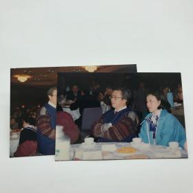 中国科学院院士，核物理学家王乃彦1995年参加中国科学院院士新春茶话会照片两枚（1993年中国科学院学部委员改称中国科学院院士，此次茶话会补发各位原学部委员“院士证书”）