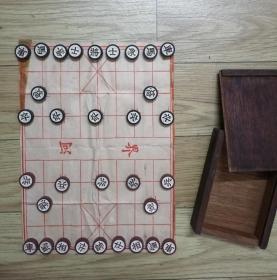 上世纪的塑料象棋