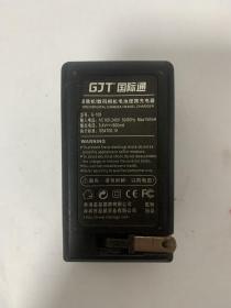 G丁T"国际通
聂像机/数码相机电池便携充电器
"IDEO/DIGITAL CAMERA TRAVEL CHARGER
型号：G-108
输入电压：AC100-240V 50/60Hz Max150mA
输出电压：8.4V---600mA
执行标准：GB4706.18