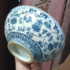 明青花莲托八宝纹罗汉碗