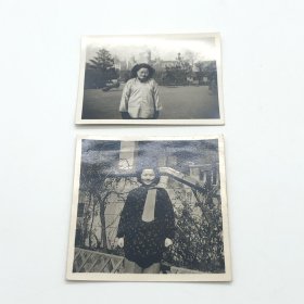 中国第一代钢琴家、曾任中央乐团首席钢琴巫漪丽（1931-2019），四十年代就读上海培成女子中学（即现在上海戏剧学院附中）期间，个人珍贵摄影两枚（背面均有“巫漪丽”钤印，其中一件有其题字）