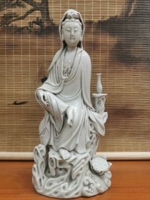 古玩旧藏德化白瓷观音摆件 高27公分，经典雕塑艺术品，成色完好无损。这款观音像出自著名的德化窑，釉色为单色釉，细节精致