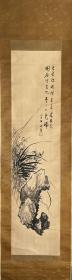 日本近代南画家小坂芝田作品，水墨兰石图，纸本绫裱，骨质轴头（一侧缺盖片），有其弟子白川芝山鉴定箱，画心 128.8*30.9。画家为儿玉果亭弟子，曾被视作田能村直入一脉振兴南画的希望之子，然而不幸早逝，彼时画坛皆为之悲戚。42