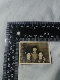 约五十年代三位姑娘合影照片一张，Z502
