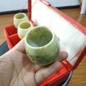 早期原盒蓝田玉雕酒杯四只一套原盒原品.