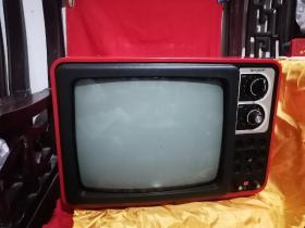 【怀旧珍藏】罕有保存完好的“日本夏普黑白电视机″ (14寸，宽43x30厘米)。八十年代的集体回忆，老领导家里收回来，几乎未使用。稀有的品相。收藏摆赏极佳之选。