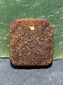 精美天然俄料原皮蜜蜡吊坠一个，