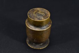 （丁3311）《高丽铜器》纯铜墨盒一件 朝鲜铜墨盒 带盖 份量重 造型敦实古朴 铜质上等 用料奢侈 是文房不可多得的佳品。最宽直径：3.4cm 含盖高：4.8cm 重：114.3克。