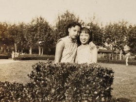 民国旗袍美女公园合影老照片