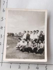 60-70年代10个帅哥佩戴毛主席像章合影照片