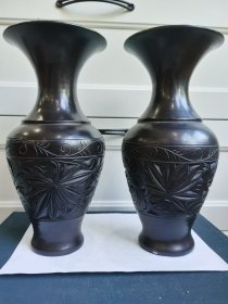 67十年代、《黑陶花瓶一对》、瓶口出两处小磕、其它完美、