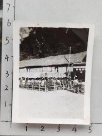 60年代红卫兵红小兵宣誓大会泛银照片1.茅草屋2.毛主席像