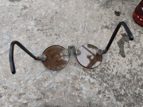 正宗，资格民国老《水晶眼镜》