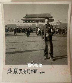 【老照片】1966年12月红卫兵学生在天安门广场留影 —手持红宝书、臂缚红袖章、胸配徽章、天安门广场地上清晰可见【保卫十六条】标语，极具时代特色。