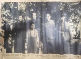 一九四九年，毛泽东和长子毛岸英（右二），儿媳刘松林（右一），女儿李讷在北平香山。左一为江青