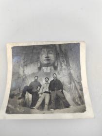 老照片：在卢舍那大佛跟前的合影（这个照片是早期照片，这三人应该是爬到卢舍那大佛脚下照的，应该是六七十年代拍的）