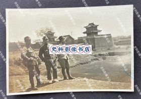 【长治旧影】抗战时期 山西省潞安县三名日军以古潞安府衙门“上党门”及钟鼓楼为背景留影 原版老照片一枚（相纸较厚。位于今长治市西大街府坡街北端的上党门，是隋代上党郡署的大门，始建于隋开皇年间，金元之际毁于兵火，明洪武三年重建上党门门庭，后又增建钟鼓楼，弘治三年重修，1932年再次重修，当代的上党门是1984年重修的。）