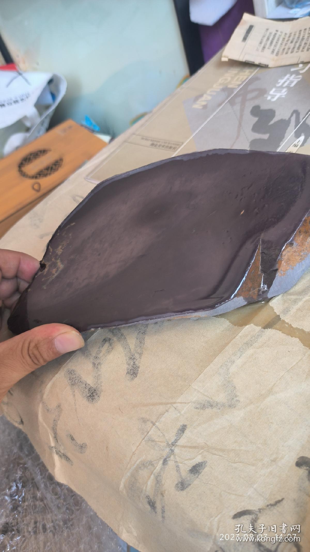 有冻岩端砚（冻很大，有金钱活眼。看着像恐龙的头，又像条鱼。反面亦像鱼）