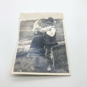 中国第一代钢琴家、曾任中央乐团首席钢琴巫漪丽（1931-2019），同恋人著名小提琴演奏家、中央乐团小提琴首席杨秉荪（1929-2017），五十年代初随中国青年艺术代表团赴东欧参加世界青年联欢节演出期间，着罗马尼亚传统服装珍贵合影照片一件