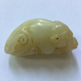 和田脂白玉籽料雕刻瑞兽貔貅玩挂件。重54.2g。