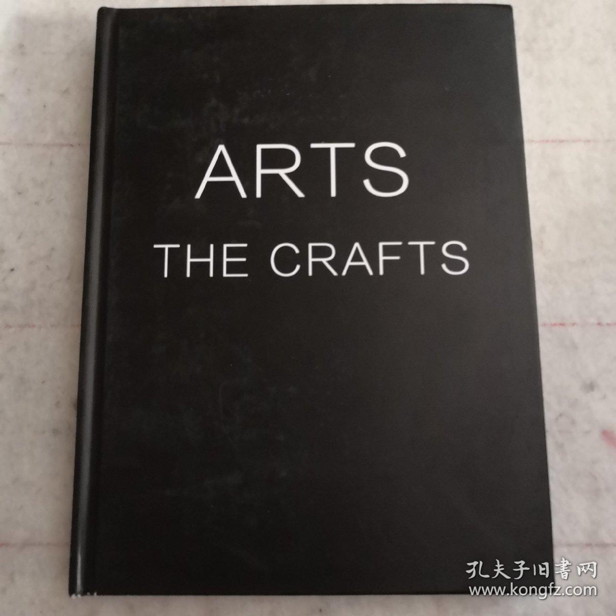 《ARTS THE CRAFTS》16开精装 j