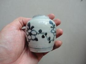 全品晚明青花一把抓罐子，品相完好，器型周正，高7cm.肚径6.5cm.釉面有缩釉，没任何后天毛病，前几图为前.后.左.右.上.下拍摄，后面为细节图。本人以全品大开门瓷器为主，终身包老，多多关注。