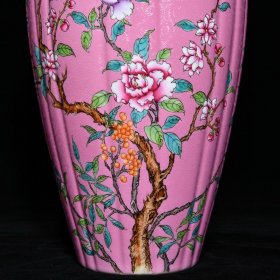 乾隆桃红地轧道粉彩花卉纹绶带瓜棱瓶,高33.8cm直径15.5cm