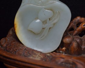 和田玉寿星牌， 规格: 6.3×4.8×0.8厘米 重 37克。 玉质温润细腻，沁色自然，刀功老道，皮壳包浆一流，雕刻生动，线条流畅，品相完美！