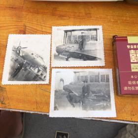 老照片，50年左右的军人战斗机合作