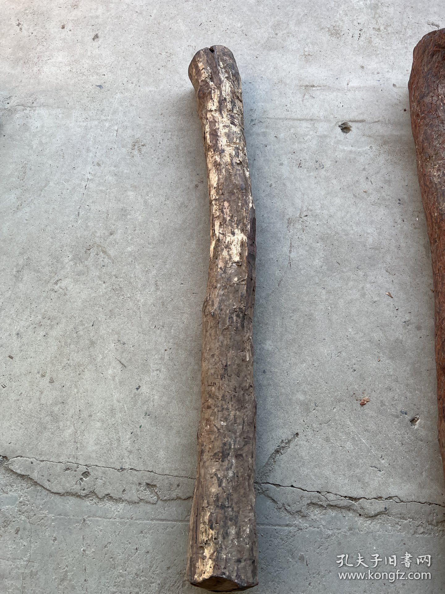 百年黄花梨老料，外表风化，花纹清晰，都是上等的原料，可扯珠子，可做雕件！
