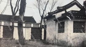 【上海旧影】1932年 “一二八”淞沪抗战时期上海真茹的古典民居建筑 原版老照片一枚（1932年1月28日夜，日军突袭闸北，发动“一·二八”事变。驻守上海的国民党十九路军奋起抵抗。1月28日深夜，十九路军总指挥蒋光鼐、军长蔡廷锴深夜步行到真如，在范庄设立临时指挥部指挥抗战，至3月1日晚退出真如防区。3月2日，日寇铁蹄践踏真如，镇及四乡百姓惨遭灾难。至5月5日《淞沪停战协定》签定后日军才撤离真如。）