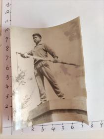 60年代帅哥手拔长剑照片(邹位相册，邹位约1961年毕业于昆工附中，之后就读于昆明工学院)