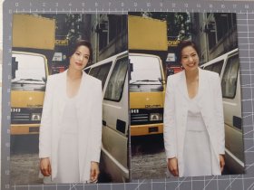 叶芳华Francoise Yip老照片2张合售.照片均当代歌坛杂志社原版5寸老照片，实物拍摄有现货，要了可以直接下单。 货号：抽5－1－029